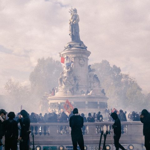 Giovani protestano a Place de la République a Parigi, in Francia
