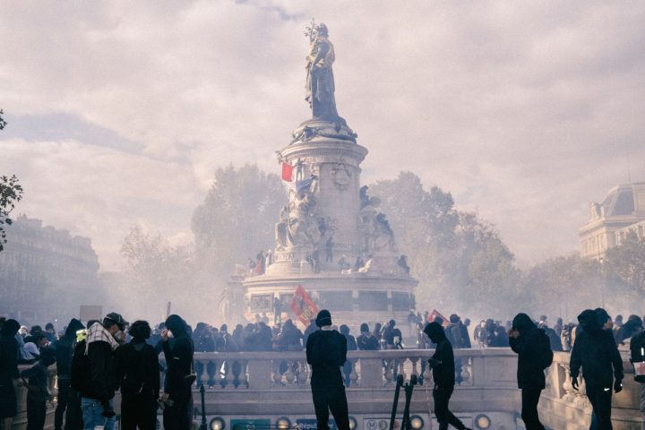 Giovani protestano a Place de la République a Parigi, in Francia