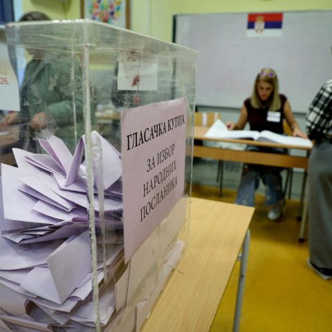 Seggio elettorale per le elezioni parlamentari anticipate della Serbia