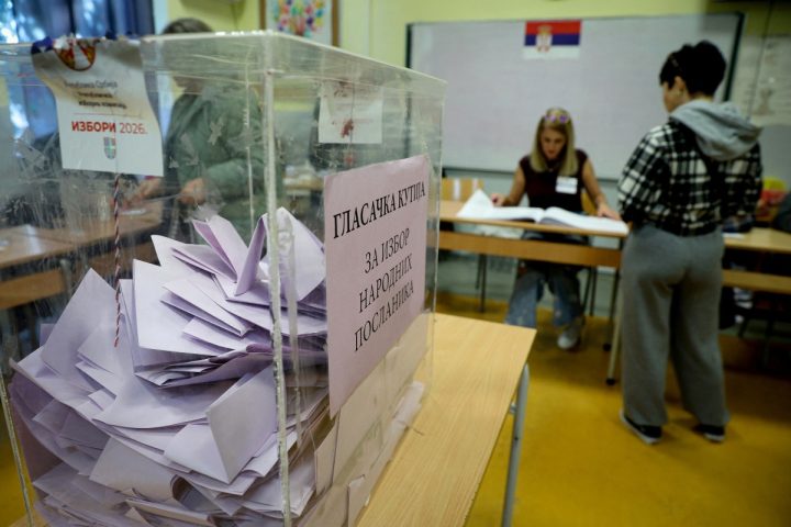 Seggio elettorale per le elezioni parlamentari anticipate della Serbia