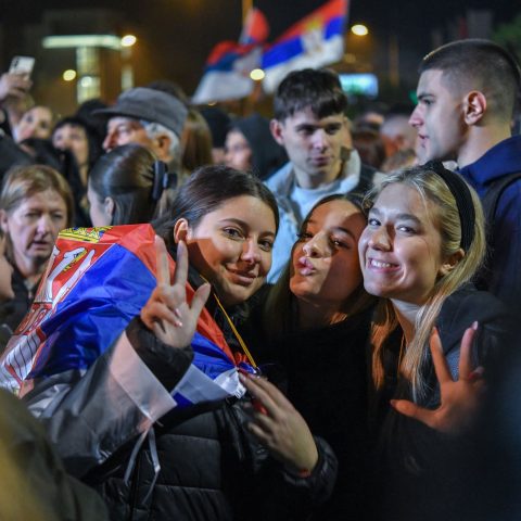 Studenti serbi in piazza a festeggiare