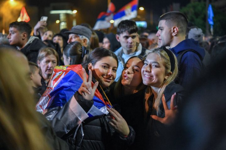 Studenti serbi in piazza a festeggiare