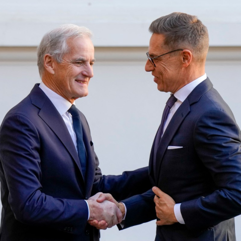 Il primo ministro norvegese Jonas Gahr Støre e il presidente finlandese Alexander Stubb si danno la mano