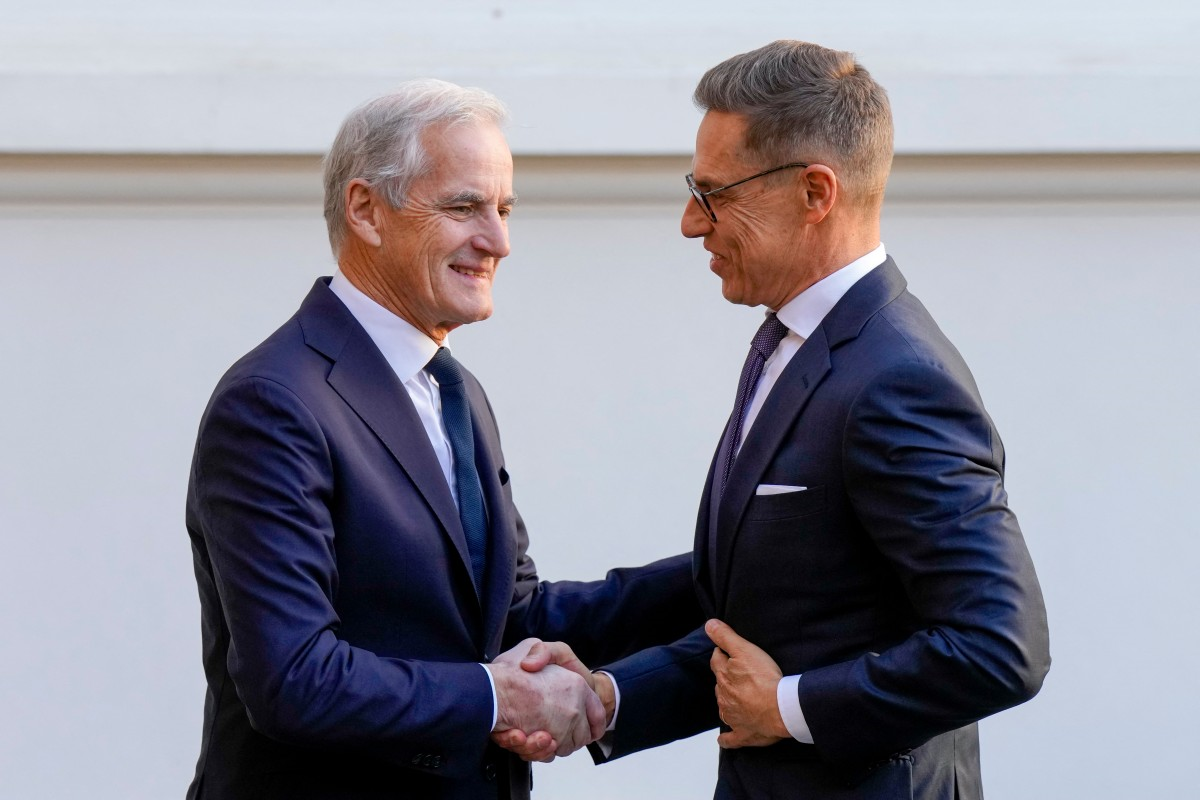Il primo ministro norvegese Jonas Gahr Støre e il presidente finlandese Alexander Stubb si danno la mano