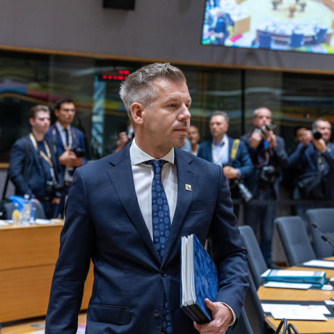 Péter Magyar al lavoro durante un Consiglio europeo