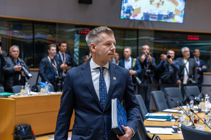 Péter Magyar al lavoro durante un Consiglio europeo