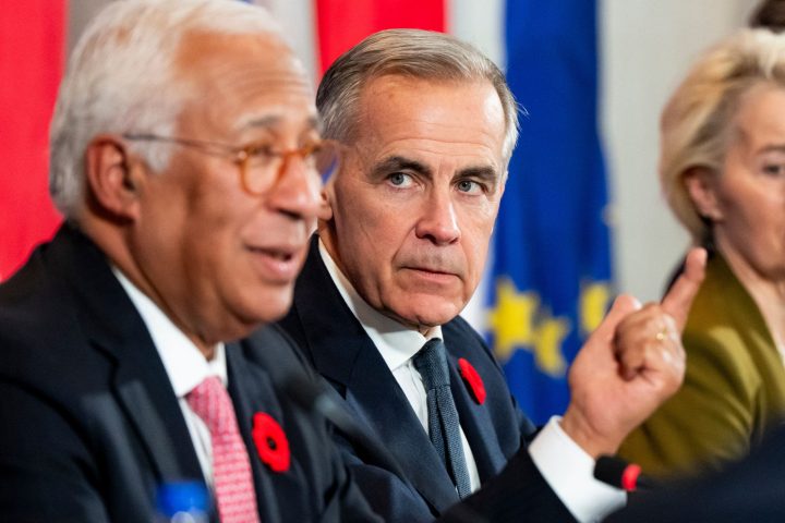 Il presidente del Consiglio europeo Antonio Costa parla al fianco del primo ministro canadese Mark Carney durante il 21° vertice Ue-Canada a Montreal