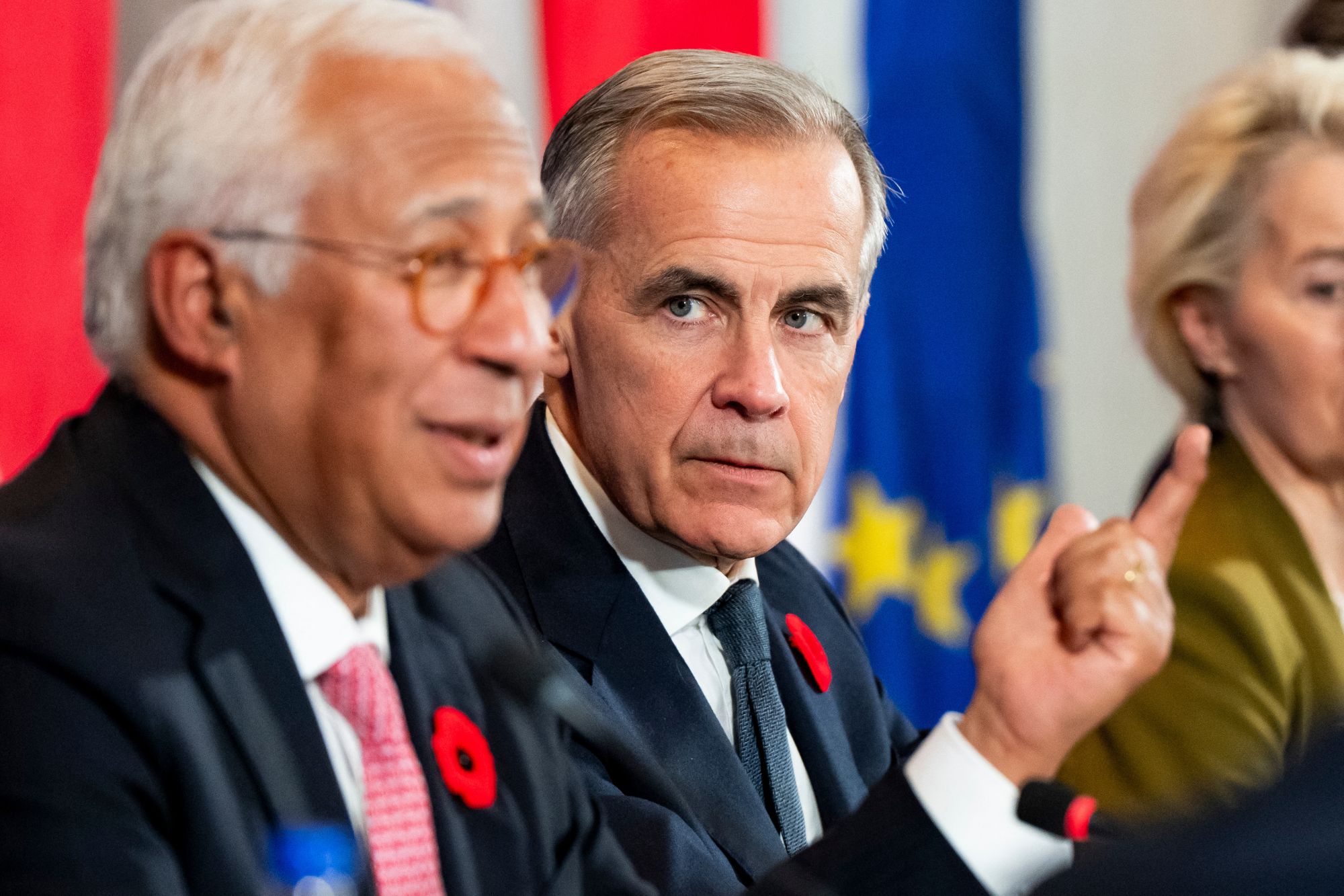 Il presidente del Consiglio europeo Antonio Costa parla al fianco del primo ministro canadese Mark Carney durante il 21° vertice Ue-Canada a Montreal