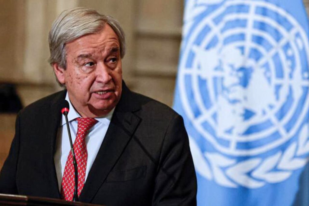 António Guterres parla con dietro bandiera onu