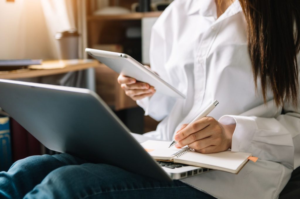 Donna In Smart Working Canva