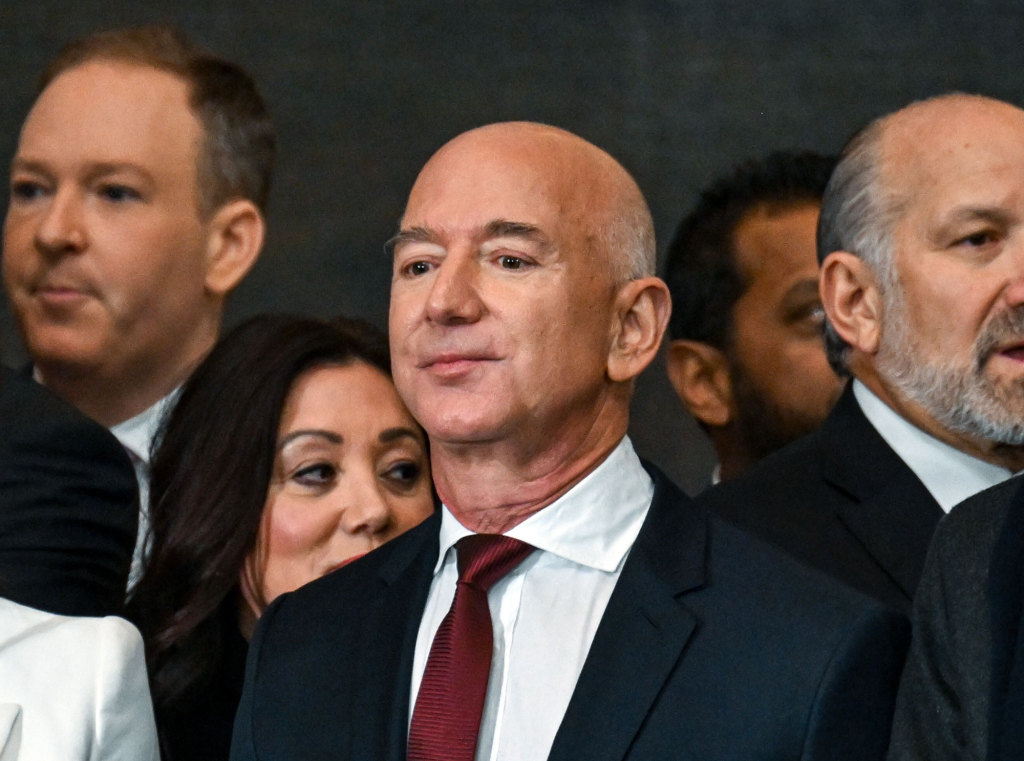 Jeff Bezos tasse poveri