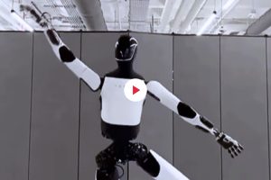 Robot Tesla Balla Video