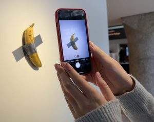 Comedian, opera di Maurizio Cattelan (Nancy Kaszerman/Ipa)