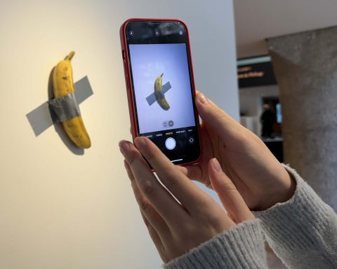 Comedian, opera di Maurizio Cattelan (Nancy Kaszerman/Ipa)