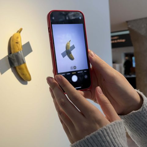 Comedian, opera di Maurizio Cattelan (Nancy Kaszerman/Ipa)
