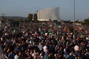 Roma, Giovani Pellegrini Allalba A Tor Vergata, Per Il Giubileo Dei Giovani 2025