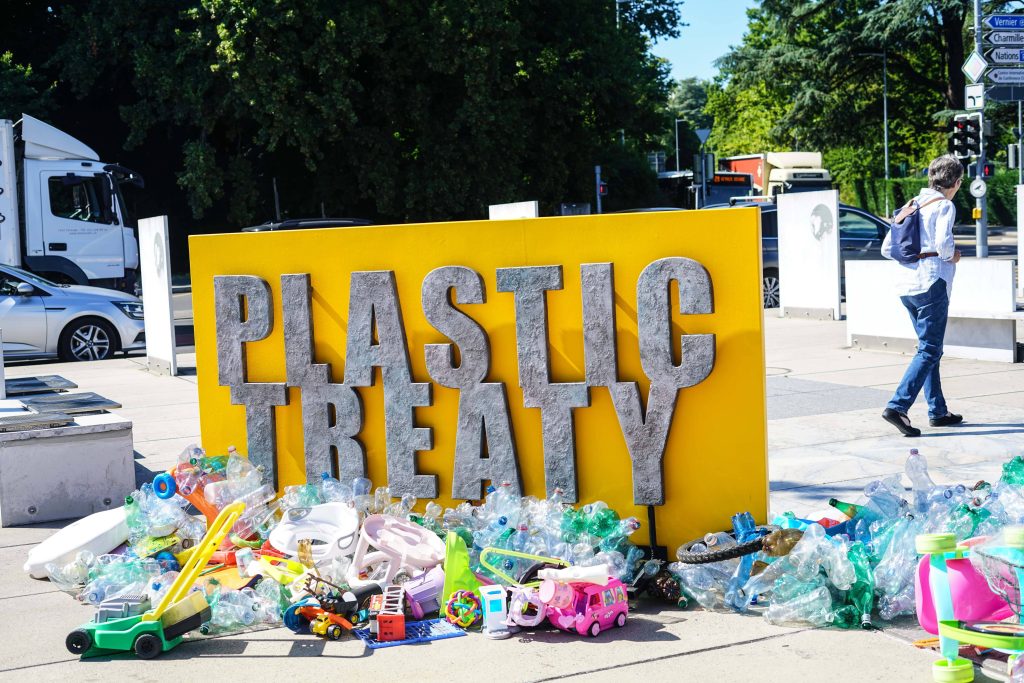 Ginevra, I Manifestanti Si Riuniscono Per L'ultimo Round Di Negoziati Per Elaborare Un Trattato Globale Sulla Plastica Giuridicamente Vincolante