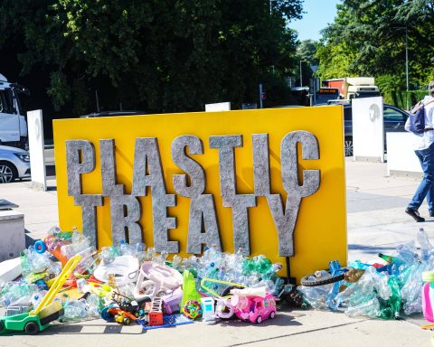Ginevra, I Manifestanti Si Riuniscono Per L'ultimo Round Di Negoziati Per Elaborare Un Trattato Globale Sulla Plastica Giuridicamente Vincolante