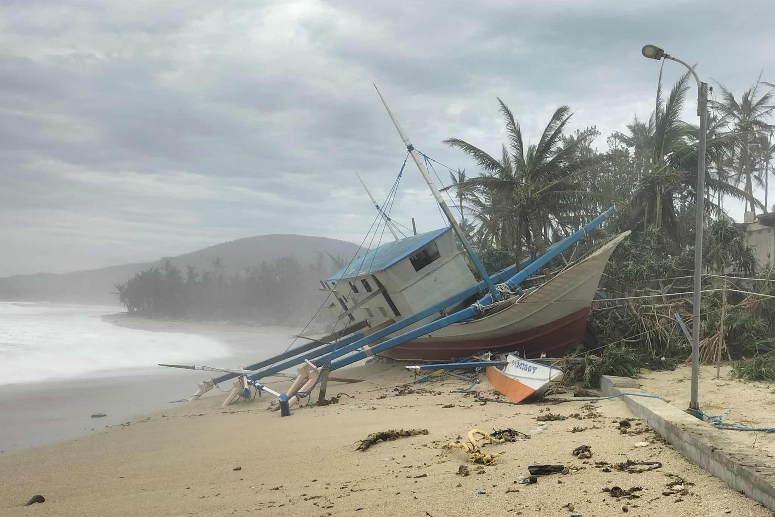 I danni del Tifone Ragasa sulle coste delle Filippine (Afp)