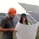 lavoratori pannelli fotovoltaici