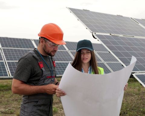 lavoratori pannelli fotovoltaici