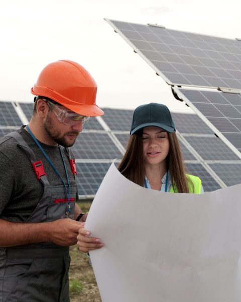lavoratori pannelli fotovoltaici