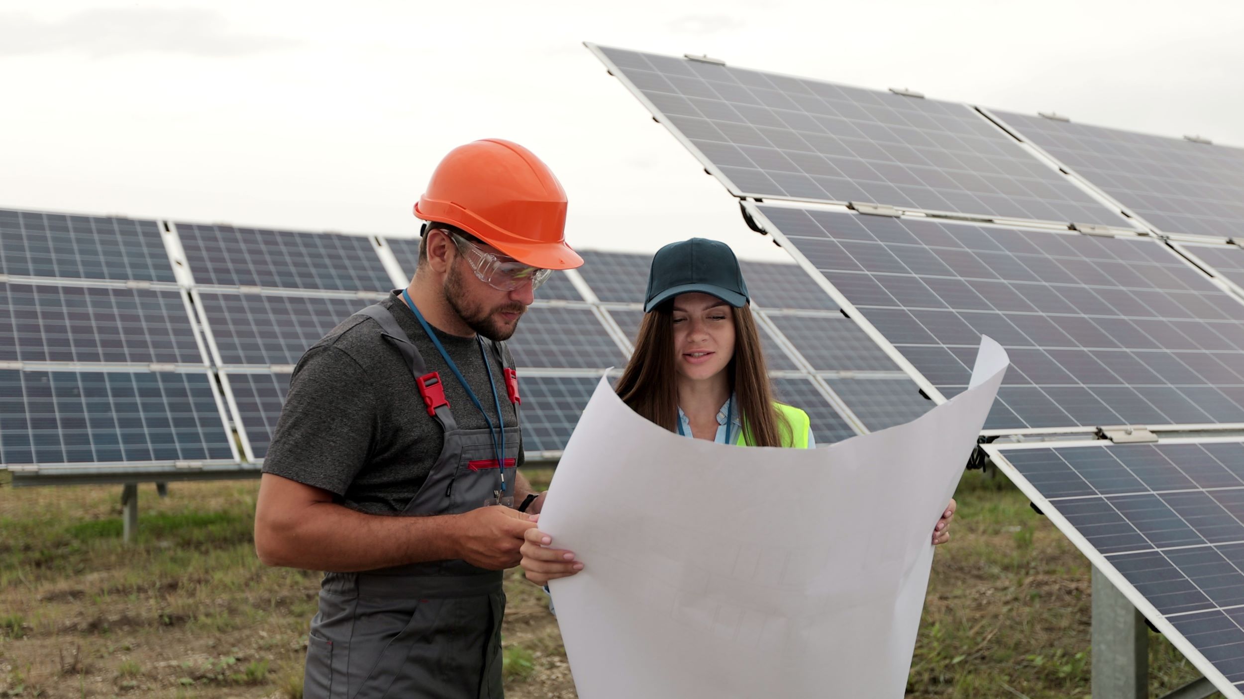 lavoratori pannelli fotovoltaici