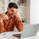 Lavoratore pc stressato canva