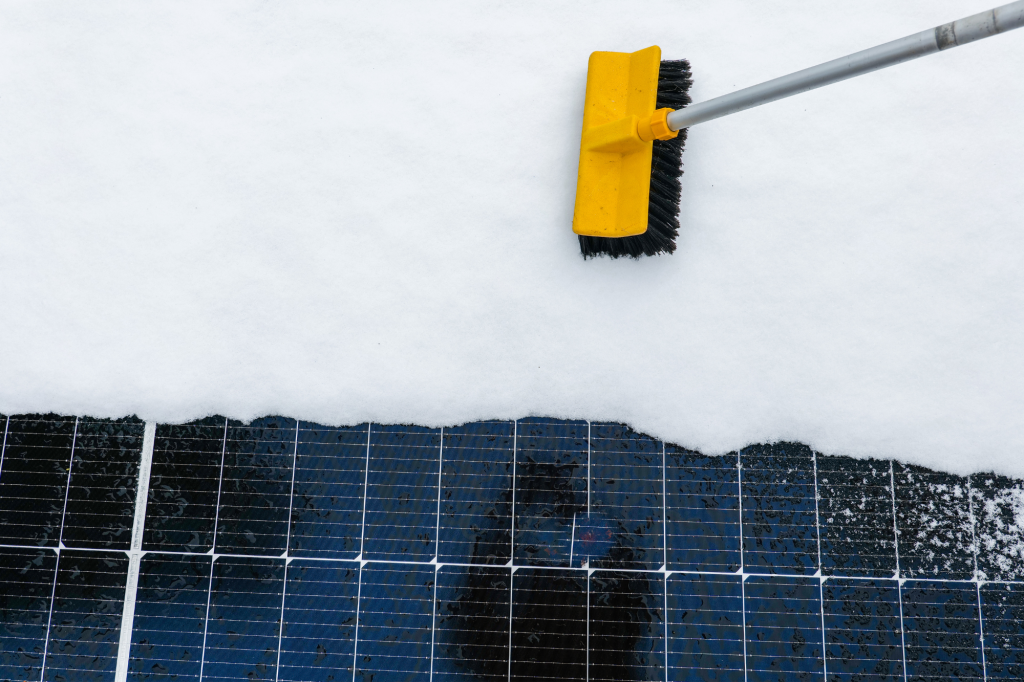 Pannelli solari coperti di neve