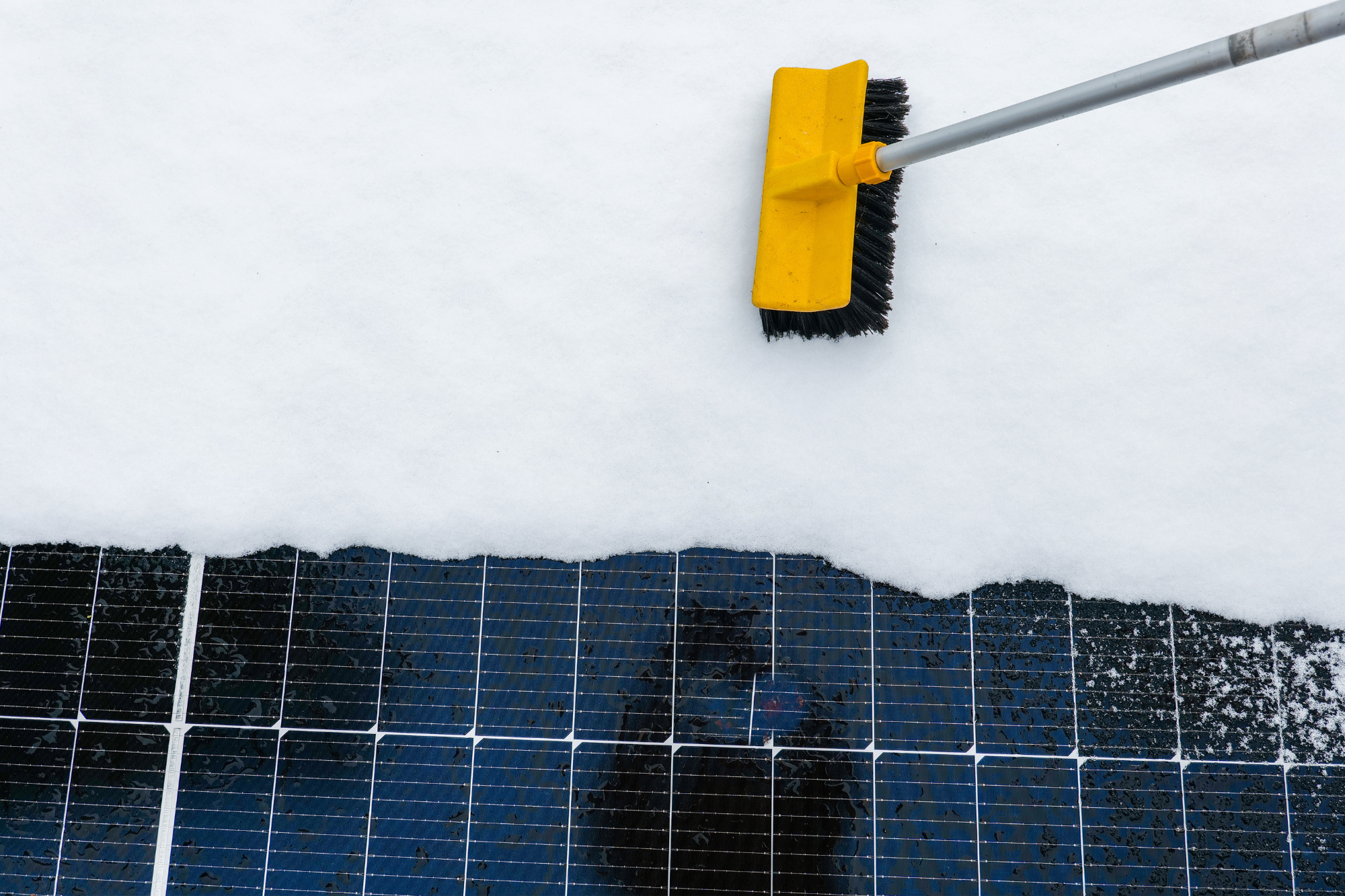 Pannelli solari coperti di neve
