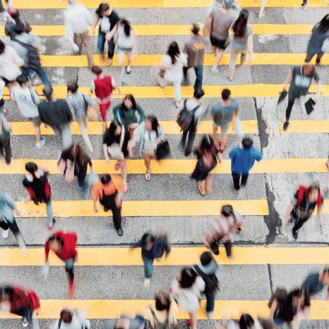 Persone attraversano strisce citta canva