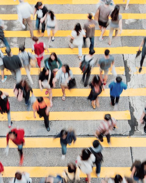 Persone attraversano strisce citta canva