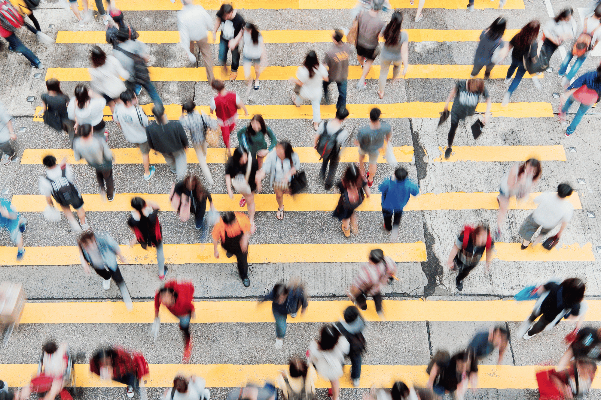 Persone attraversano strisce citta canva