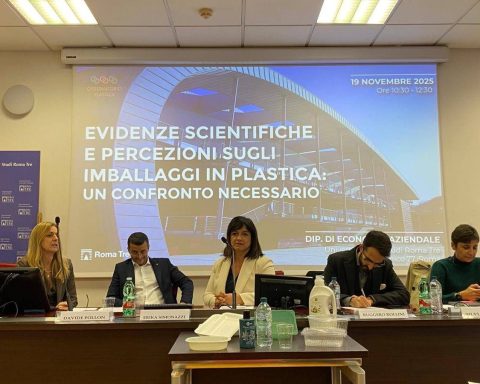 Imballaggi in plastica, scienza e industria a confronto