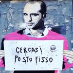 murales Checco Zalone che tiene cartello cercasi posto fisso