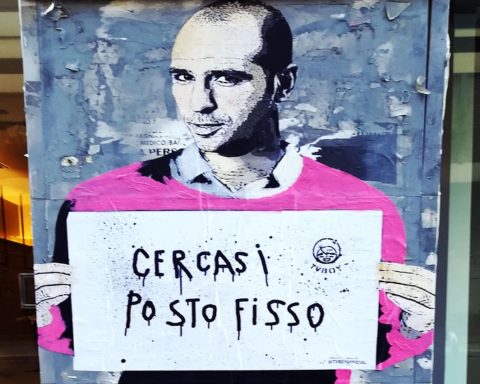 murales Checco Zalone che tiene cartello cercasi posto fisso