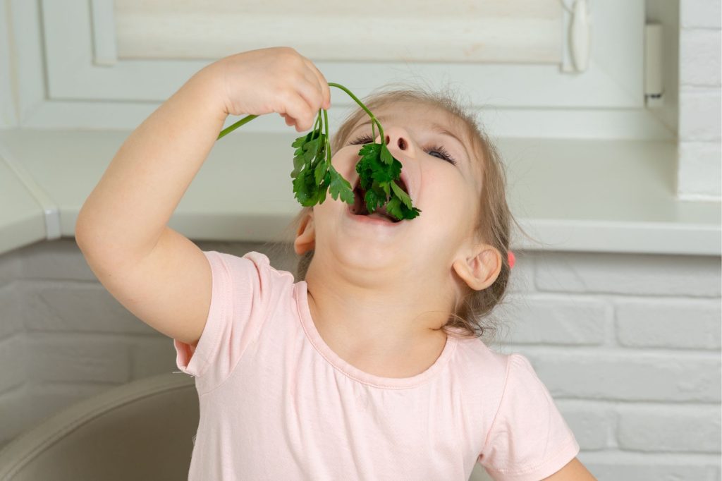 Bimba mangia verdure canva