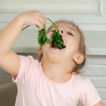 Bimba mangia verdure canva