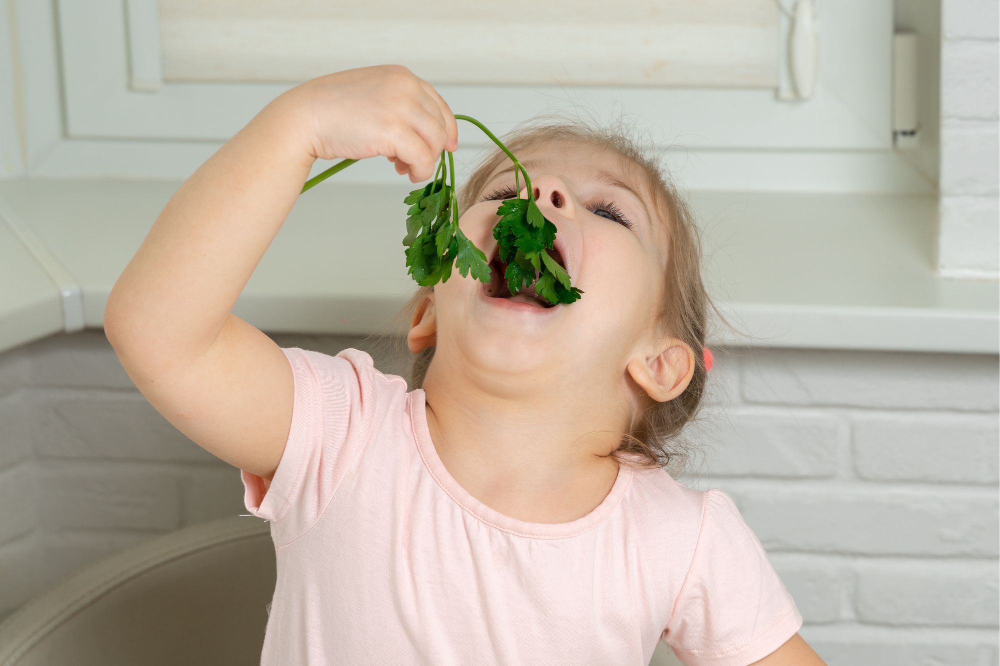 Bimba mangia verdure canva