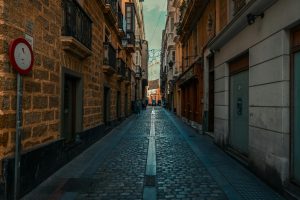 Vicolo carino città europea canva