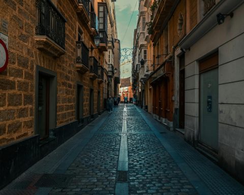 Vicolo carino città europea canva