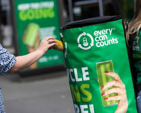 Rifiuti, da nuovo report internazionale 9 persone su 10 chiedono imballaggi davvero circolari