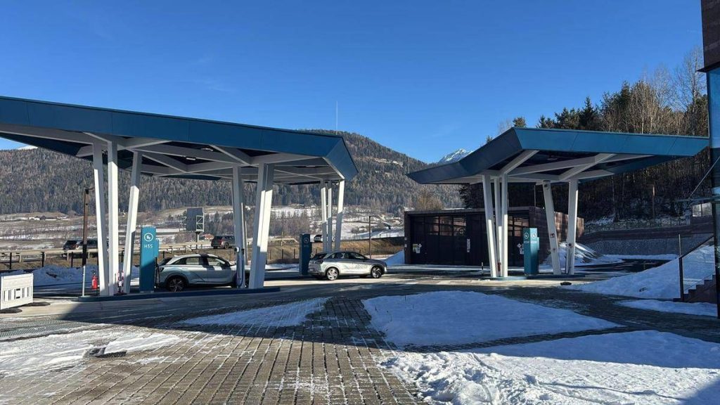 Mobilità, inaugurata la prima stazione di rifornimento combinata di idrogeno ed energia elettrica a Brunico