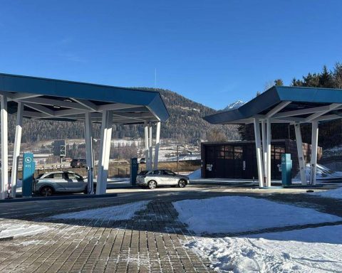 Mobilità, inaugurata la prima stazione di rifornimento combinata di idrogeno ed energia elettrica a Brunico