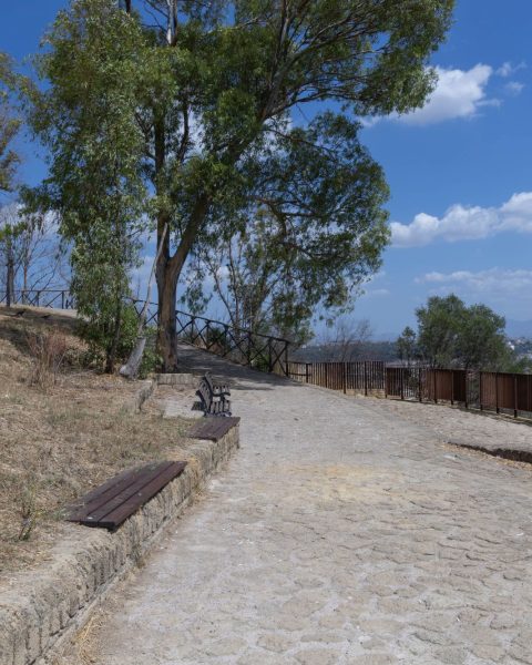 Cartelli lungo la via Francigena