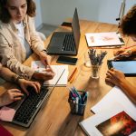 Giovani al lavoro computer canva