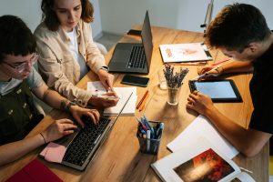 Giovani al lavoro computer canva