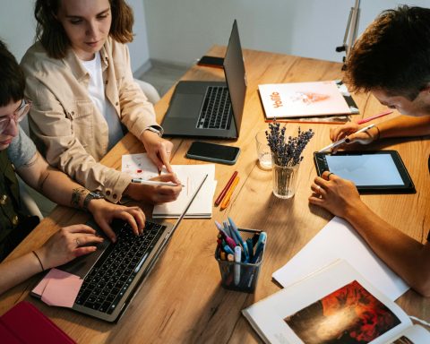 Giovani al lavoro computer canva