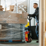 Pallet, pellicola e cinghie: Bruxelles fa marcia indietro sul 100% di riuso