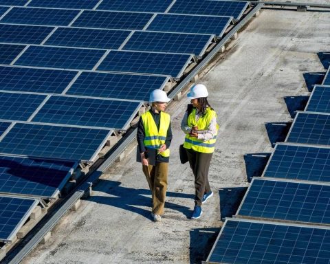 Indagine, presenza femminile nelle rinnovabili si ferma al 35%